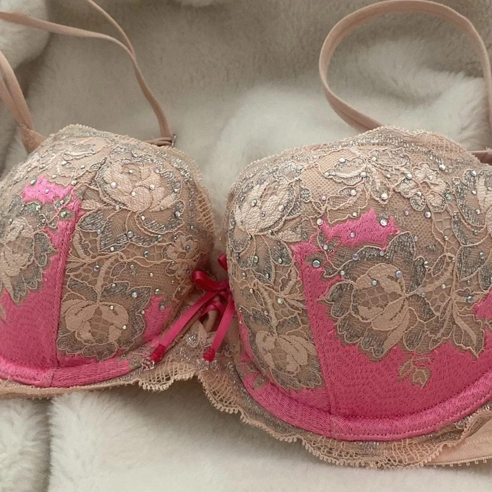 New never worn Victoria  secert bra size 32 c very sexy push up - Picture 4 of 11